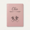 Protège carnet de santé chien personnalisé – Border collie — Rose dragée — Flèche — gravure « Cléo »