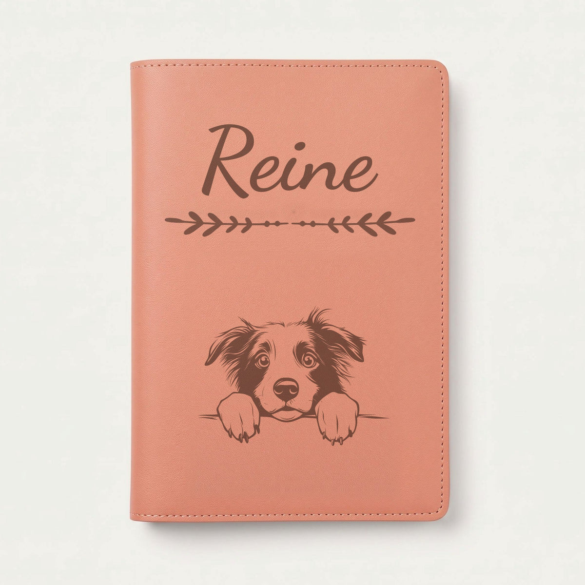 Protège carnet de santé chien personnalisé – Border collie — Terracotta — Flèche — gravure « Reine »