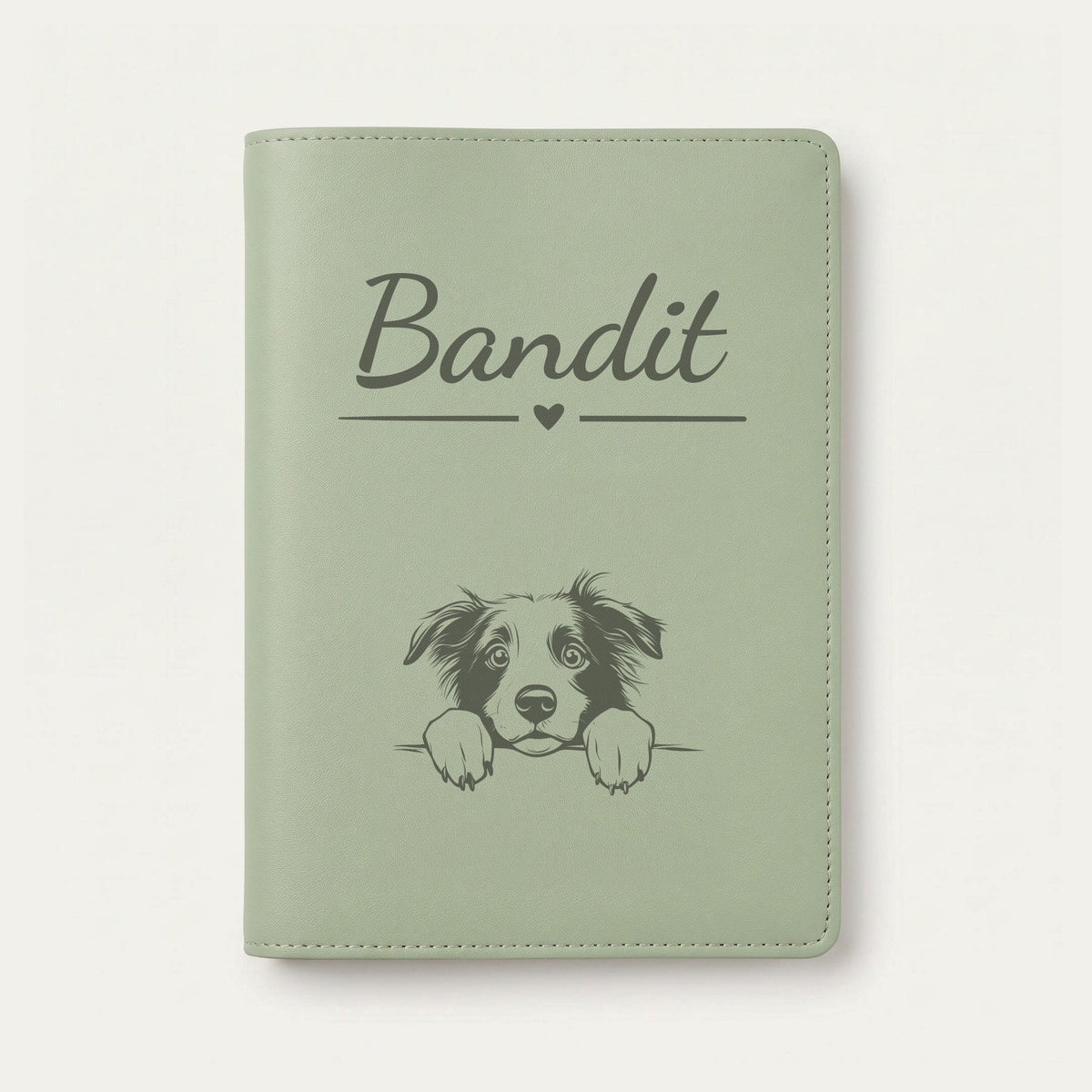 Protège carnet de santé chien personnalisé – Border collie — Vert sauge — Cœur — gravure « Bandit »
