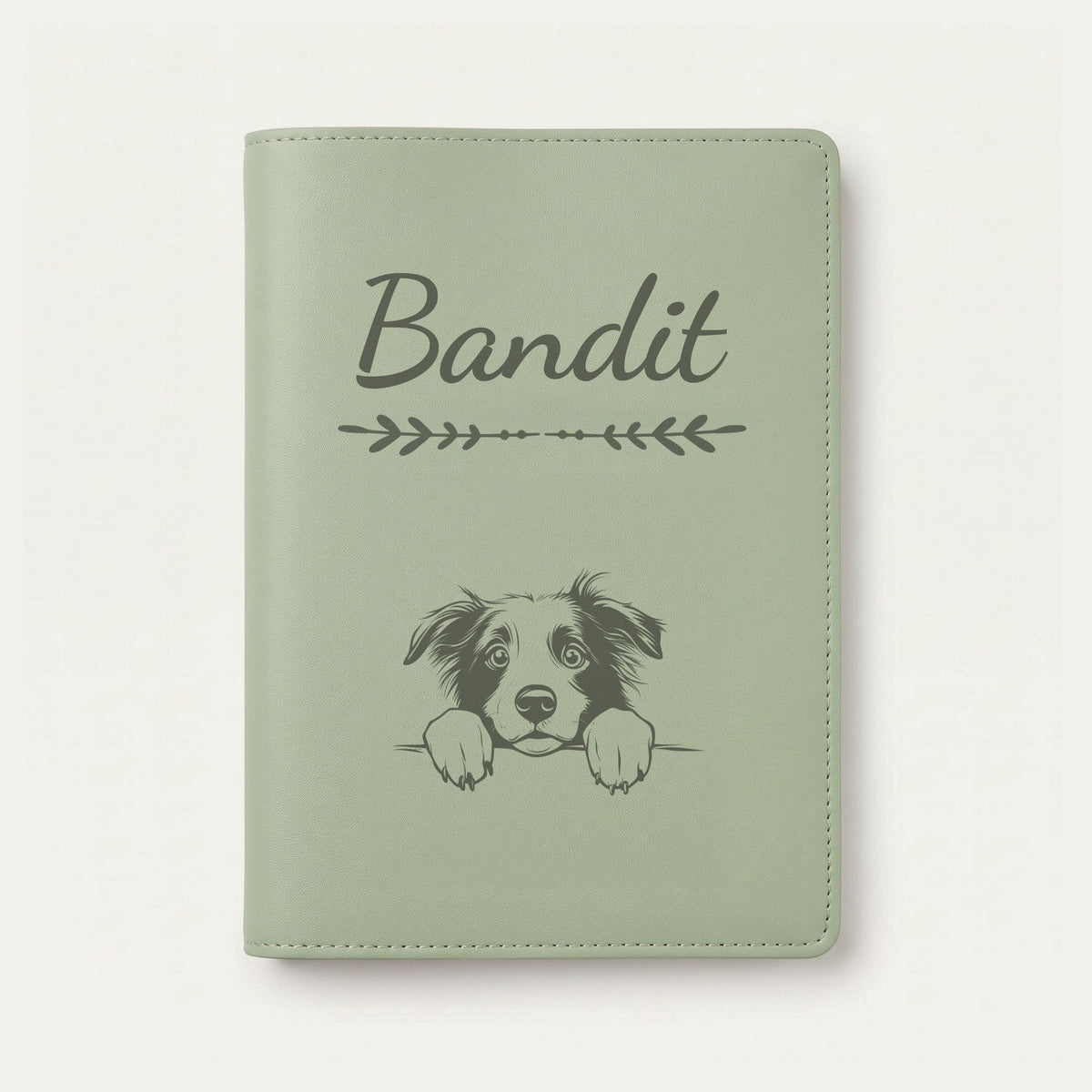 Protège carnet de santé chien personnalisé – Border collie — Vert sauge — Flèche — gravure « Bandit »