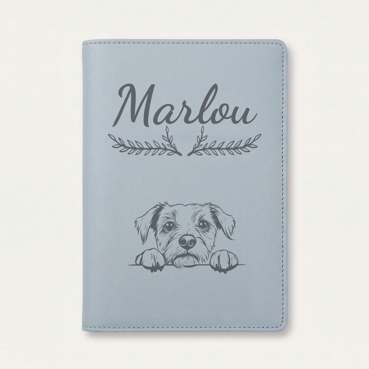 Protège carnet de santé chien personnalisé – Border terrier — Bleu nuage — Bouquet — gravure « Marlou »