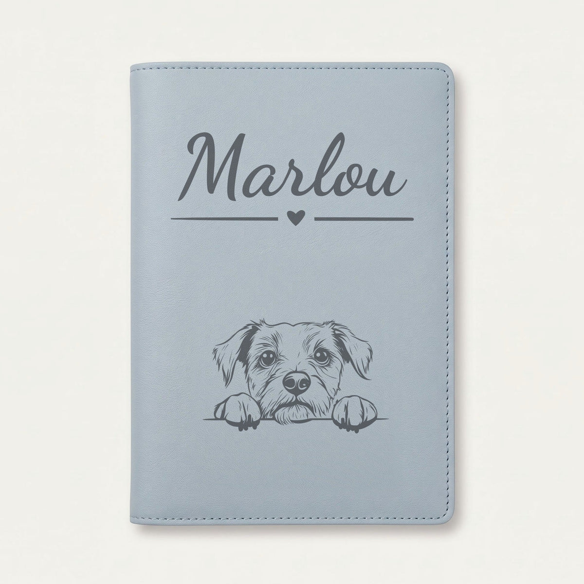 Protège carnet de santé chien personnalisé – Border terrier — Bleu nuage — Cœur — gravure « Marlou »
