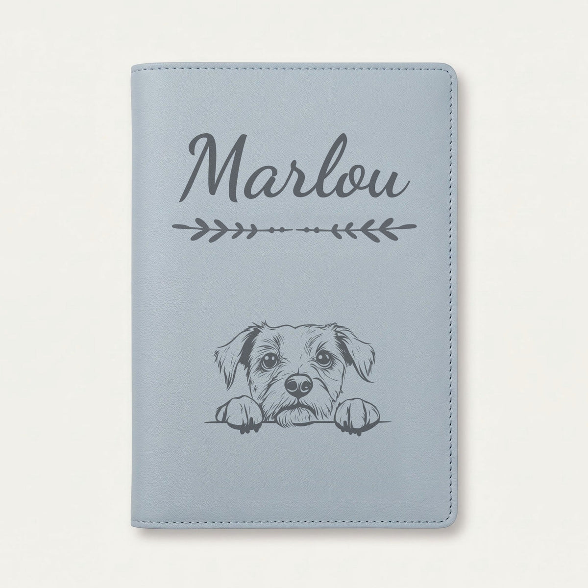 Protège carnet de santé chien personnalisé – Border terrier — Bleu nuage — Flèche — gravure « Marlou »