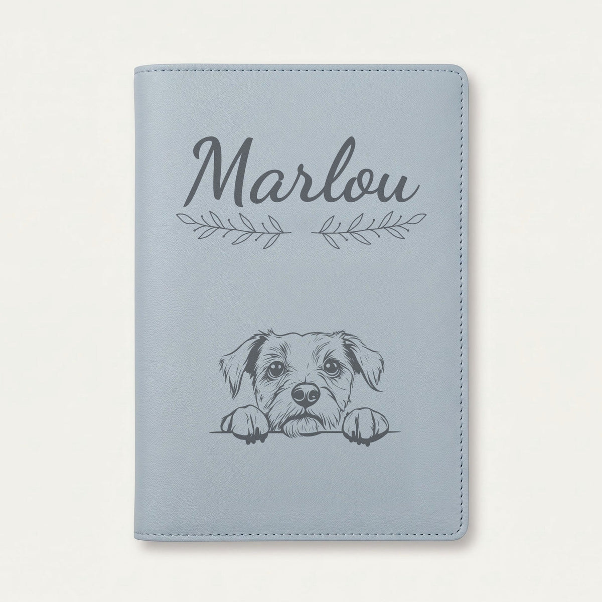 Protège carnet de santé chien personnalisé – Border terrier — Bleu nuage — Rameaux — gravure « Marlou »