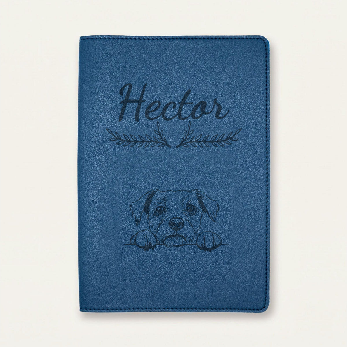 Protège carnet de santé chien personnalisé – Border terrier — Bleu nuit — Bouquet — gravure « Hector »