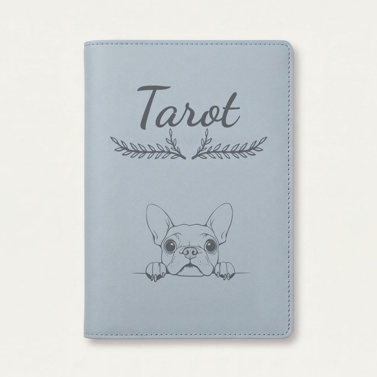 Protège carnet de santé chien personnalisé – Boston terrier — Bleu nuage — Bouquet — gravure « Tarot »