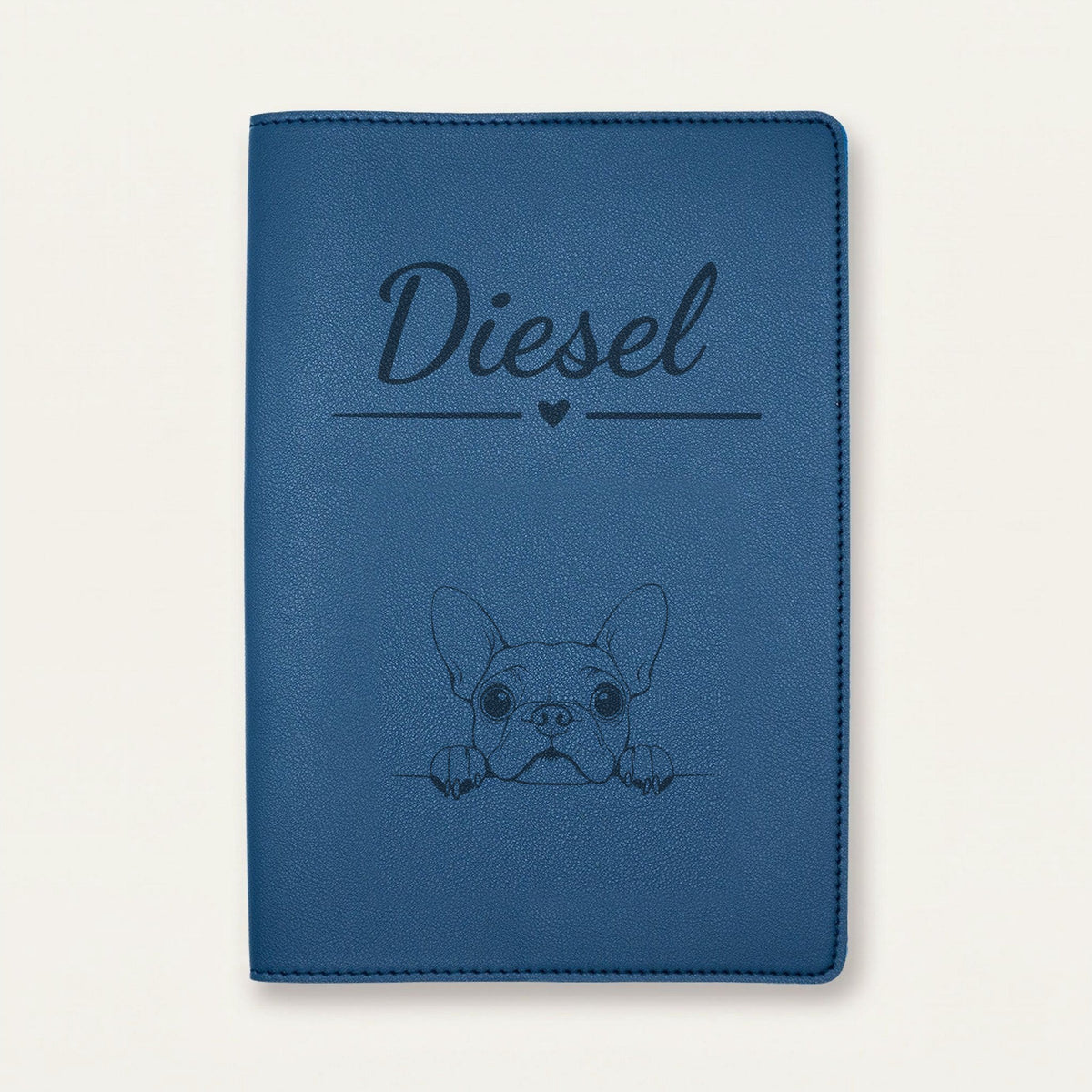 Protège carnet de santé chien personnalisé – Boston terrier — Bleu nuit — Cœur — gravure « Diesel »
