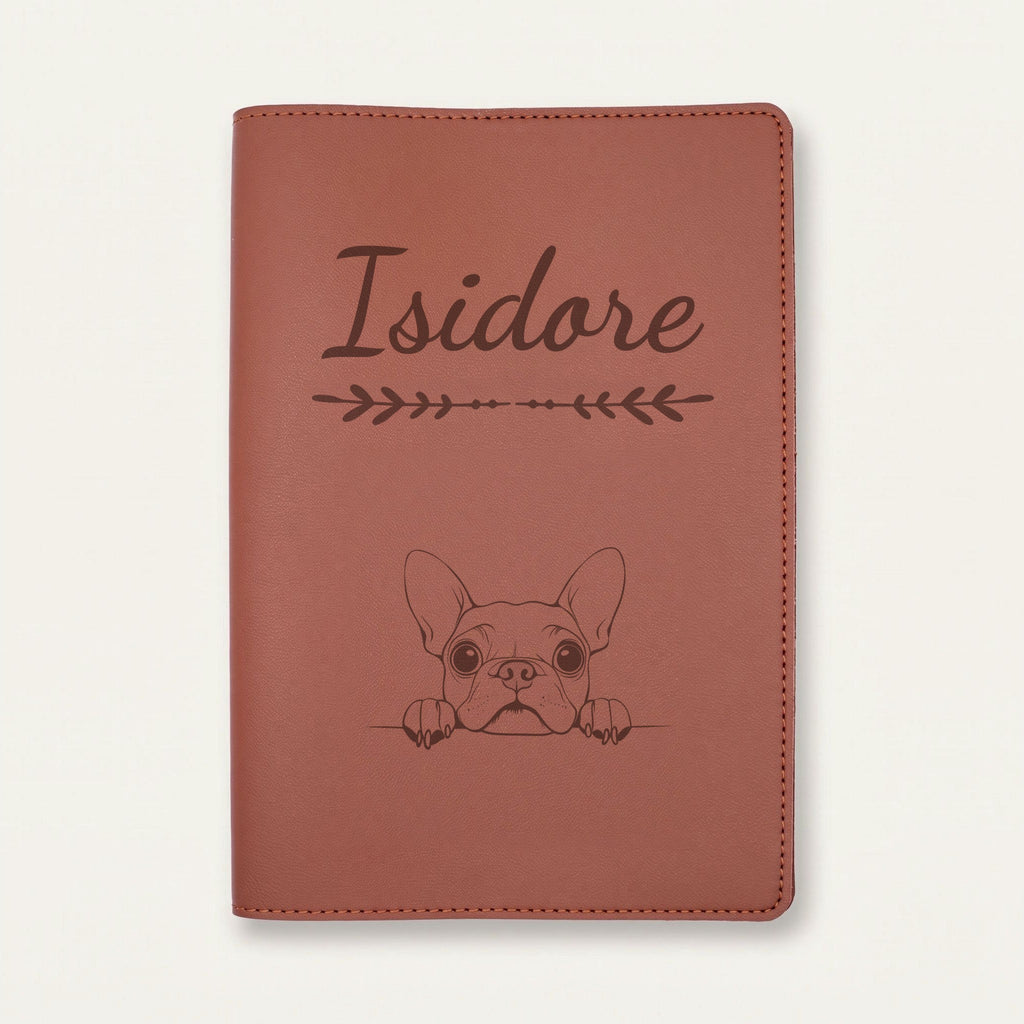 Protège carnet de santé chien personnalisé – Boston terrier — Chocolat — Flèche — gravure « Isidore »