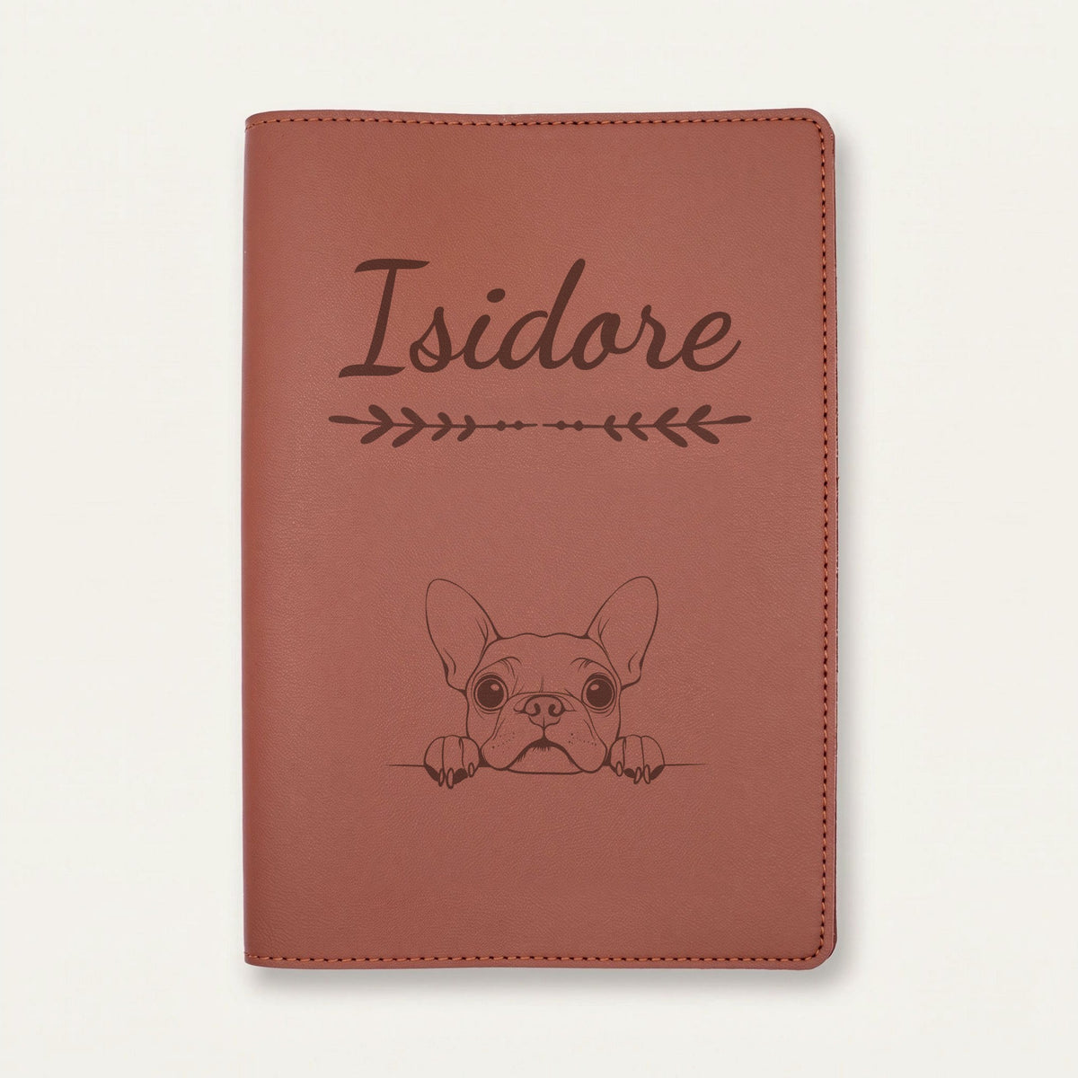 Protège carnet de santé chien personnalisé – Boston terrier — Chocolat — Flèche — gravure « Isidore »