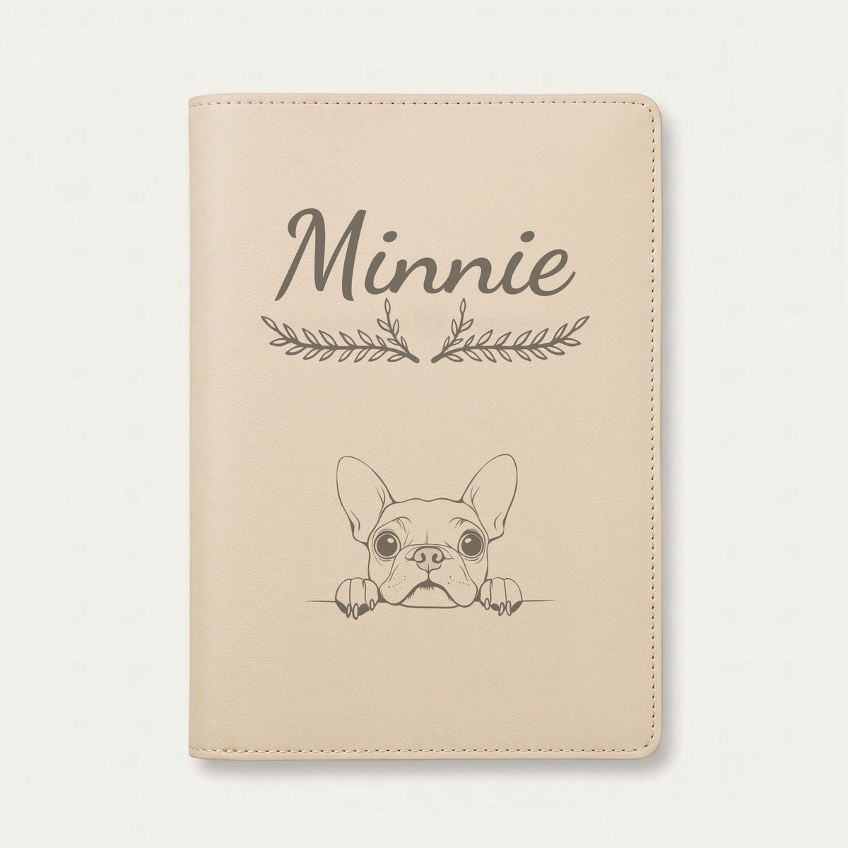 Protège carnet de santé chien personnalisé – Boston terrier — Crème vanille — Bouquet — gravure « Minnie »