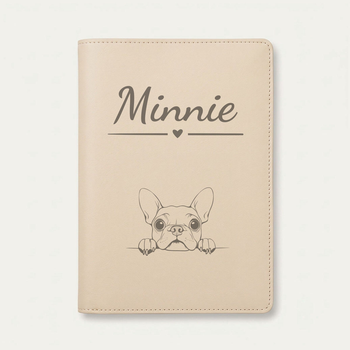 Protège carnet de santé chien personnalisé – Boston terrier — Crème vanille — Cœur — gravure « Minnie »