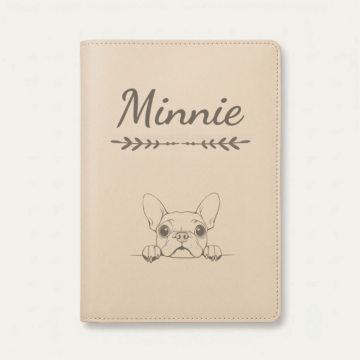 Protège carnet de santé chien personnalisé – Boston terrier — Crème vanille — Flèche — gravure « Minnie »