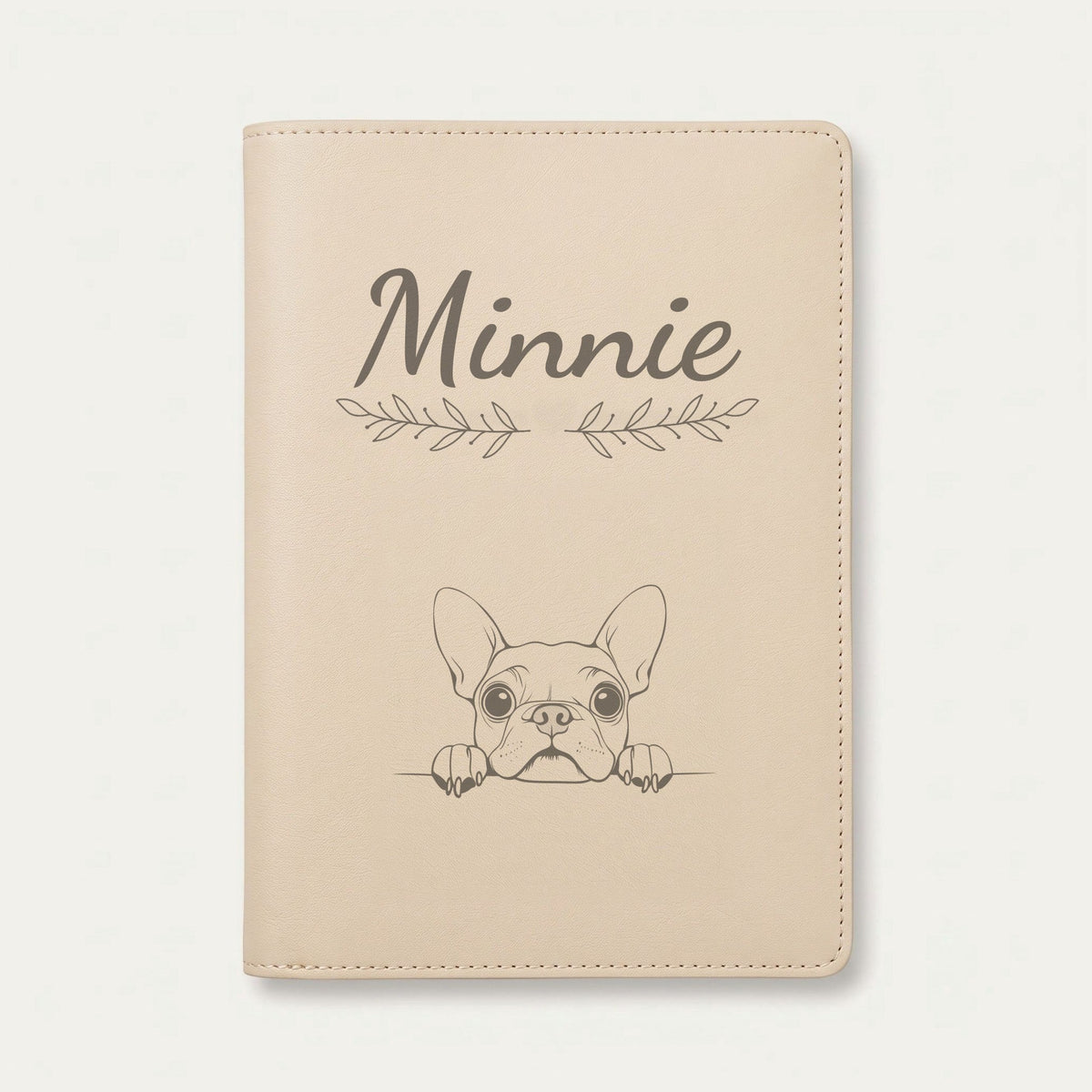 Protège carnet de santé chien personnalisé – Boston terrier — Crème vanille — Rameaux — gravure « Minnie »