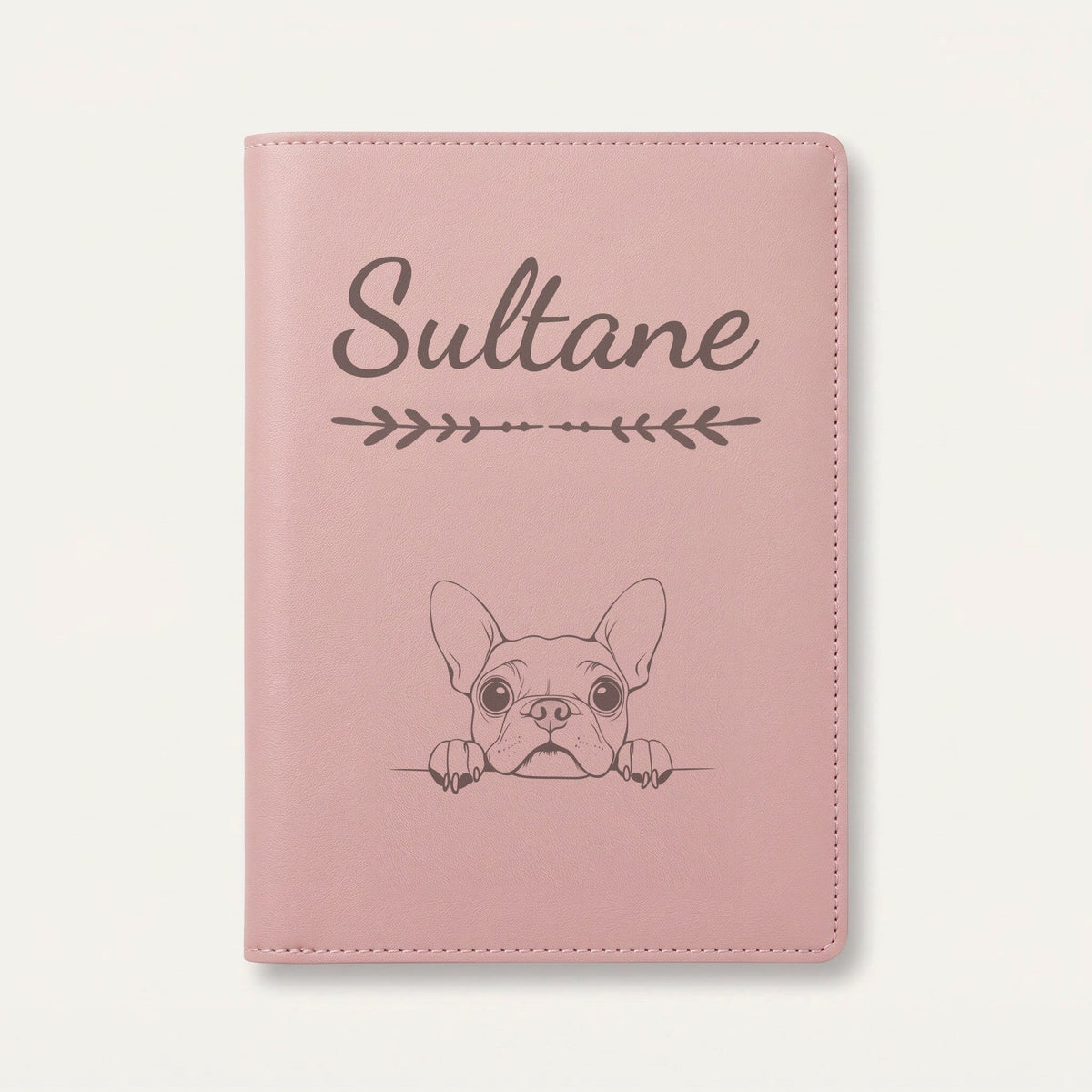 Protège carnet de santé chien personnalisé – Boston terrier — Rose dragée — Flèche — gravure « Sultane »