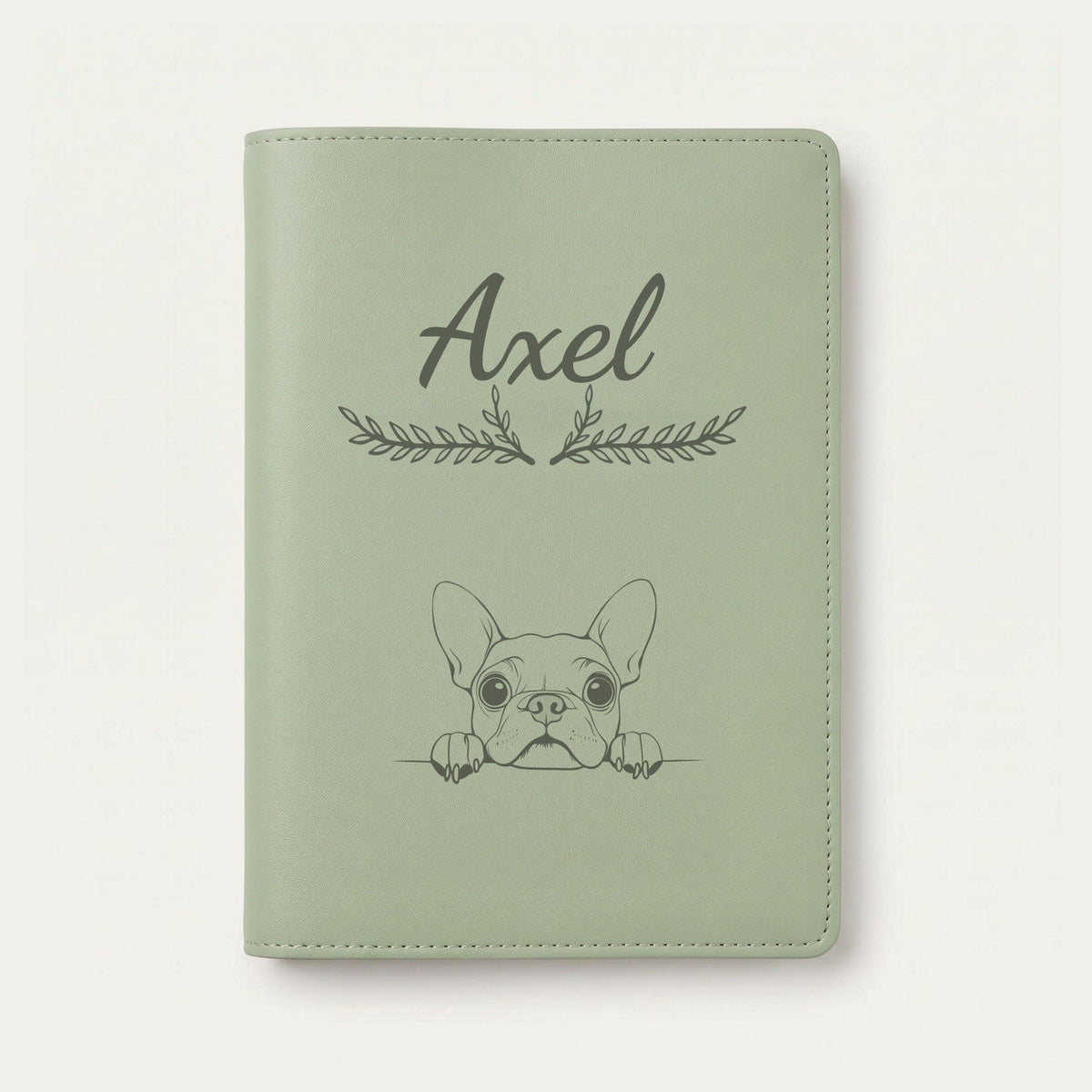 Protège carnet de santé chien personnalisé – Boston terrier — Vert sauge — Bouquet — gravure « Axel »