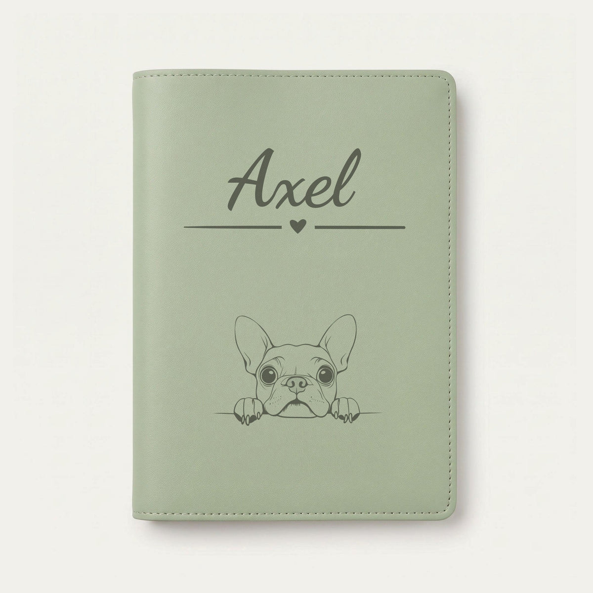 Protège carnet de santé chien personnalisé – Boston terrier — Vert sauge — Cœur — gravure « Axel »