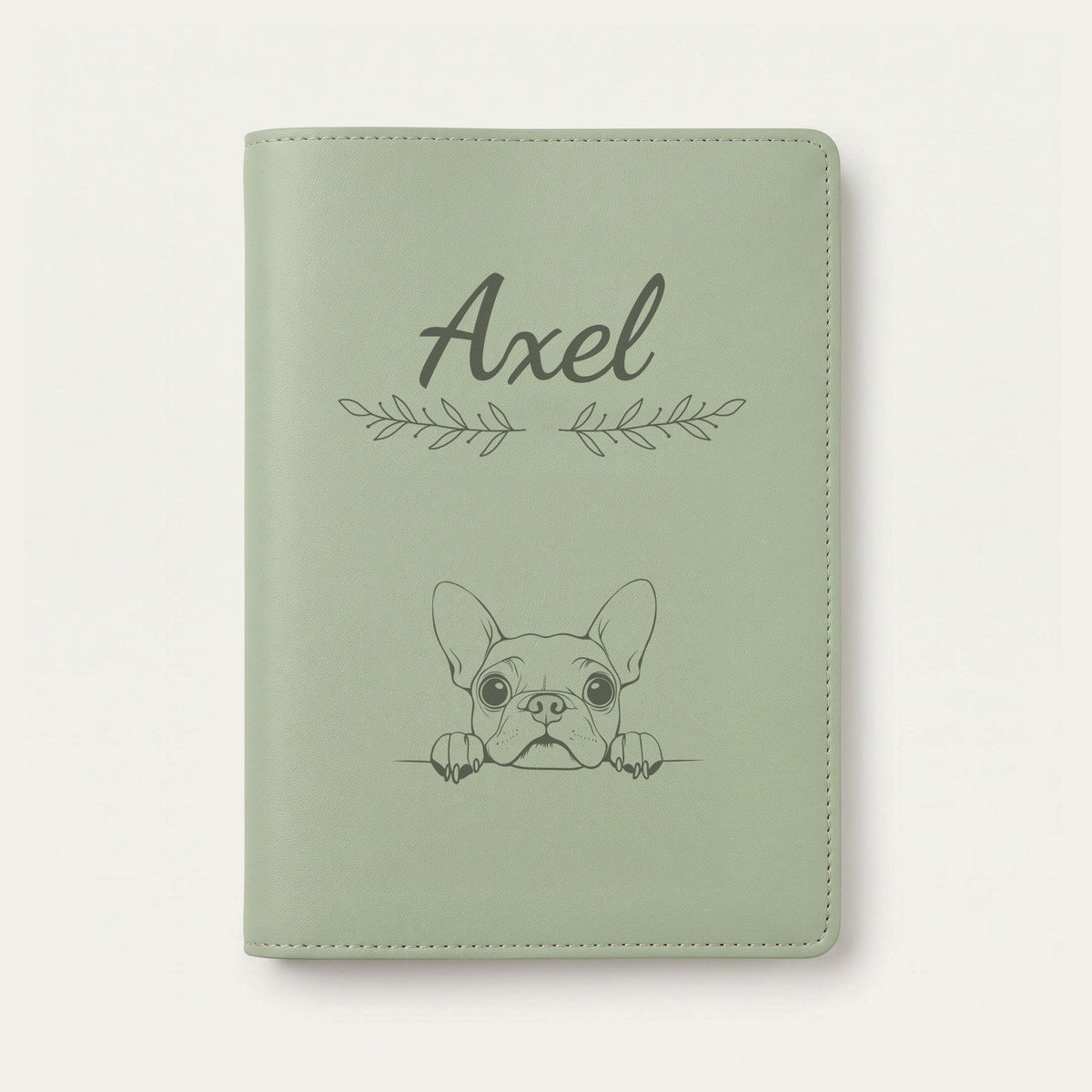 Protège carnet de santé chien personnalisé – Boston terrier — Vert sauge — Rameaux — gravure « Axel »