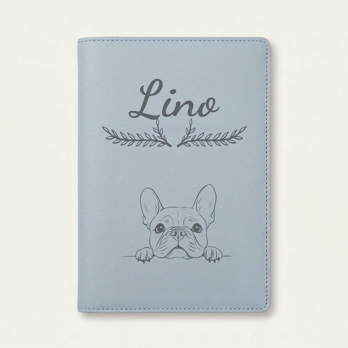 Protège carnet de santé chien personnalisé – Bouledogue français — Bleu nuage — Bouquet — gravure « Lino »