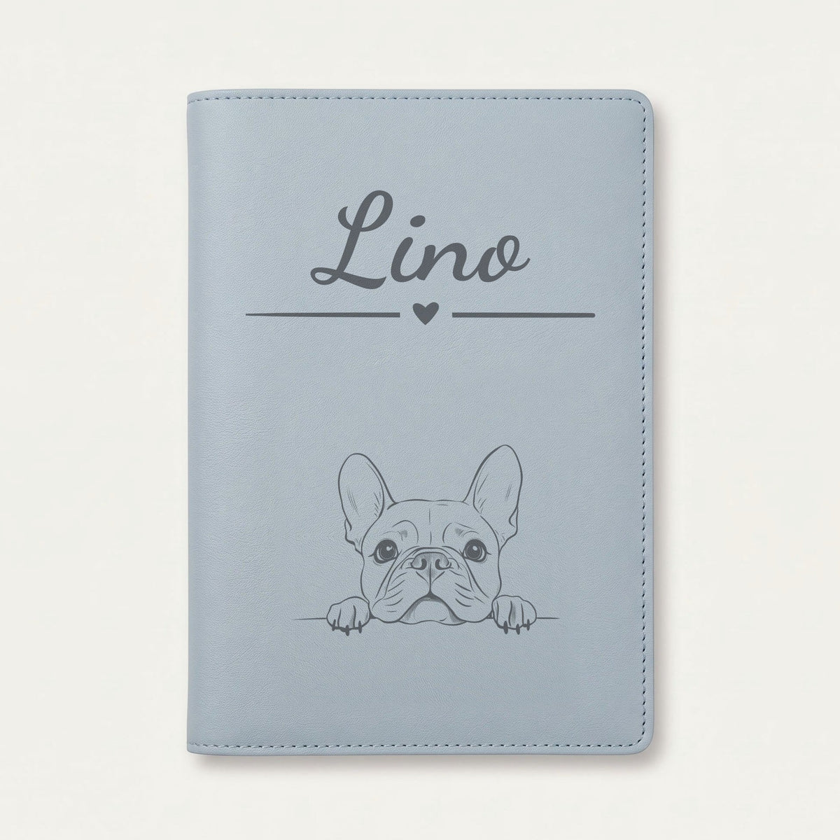 Protège carnet de santé chien personnalisé – Bouledogue français — Bleu nuage — Cœur — gravure « Lino »