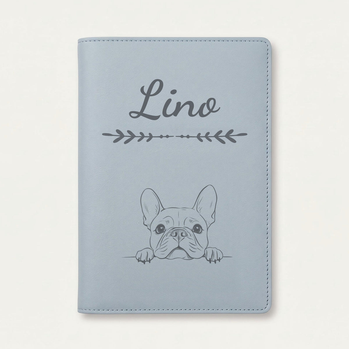 Protège carnet de santé chien personnalisé – Bouledogue français — Bleu nuage — Flèche — gravure « Lino »