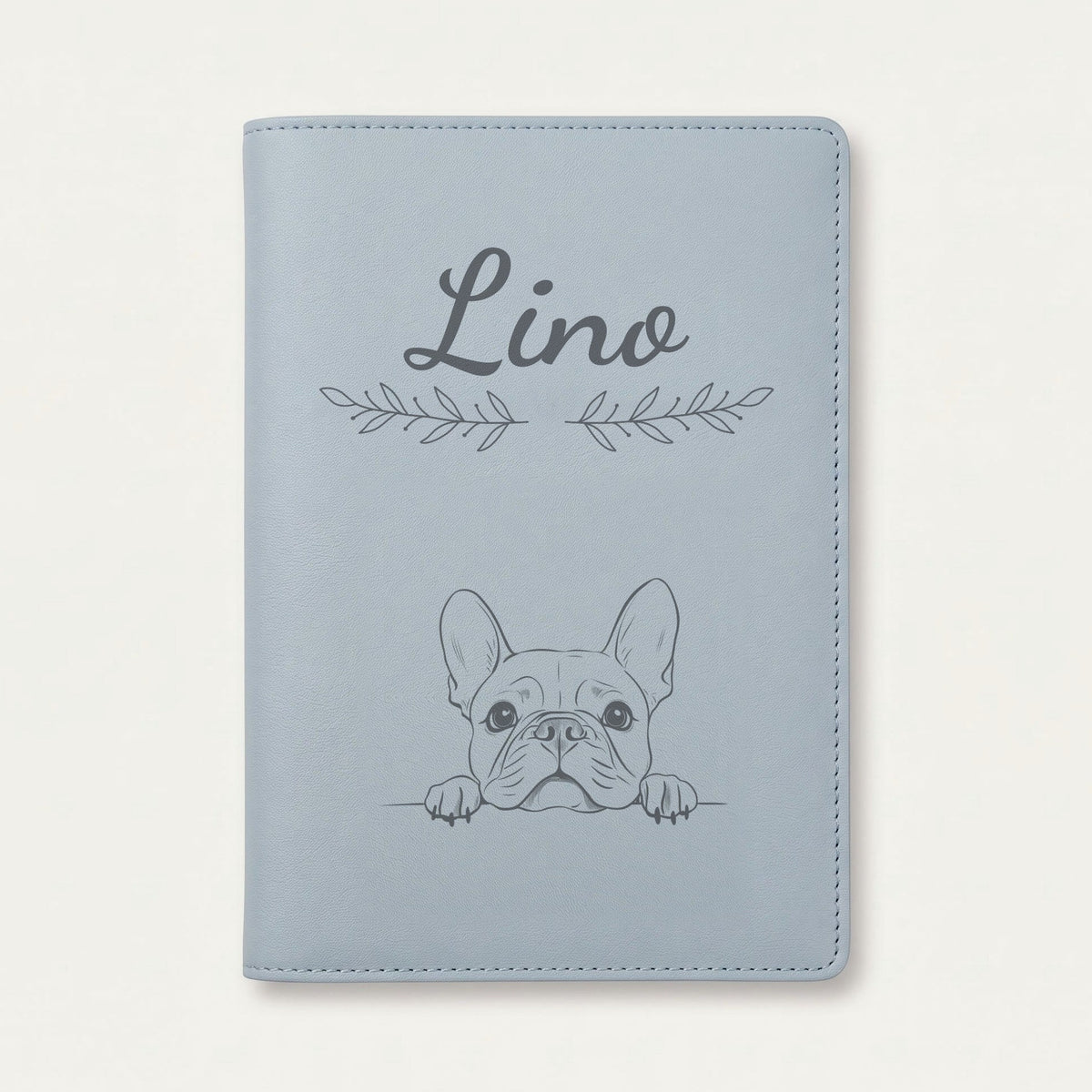 Protège carnet de santé chien personnalisé – Bouledogue français — Bleu nuage — Rameaux — gravure « Lino »