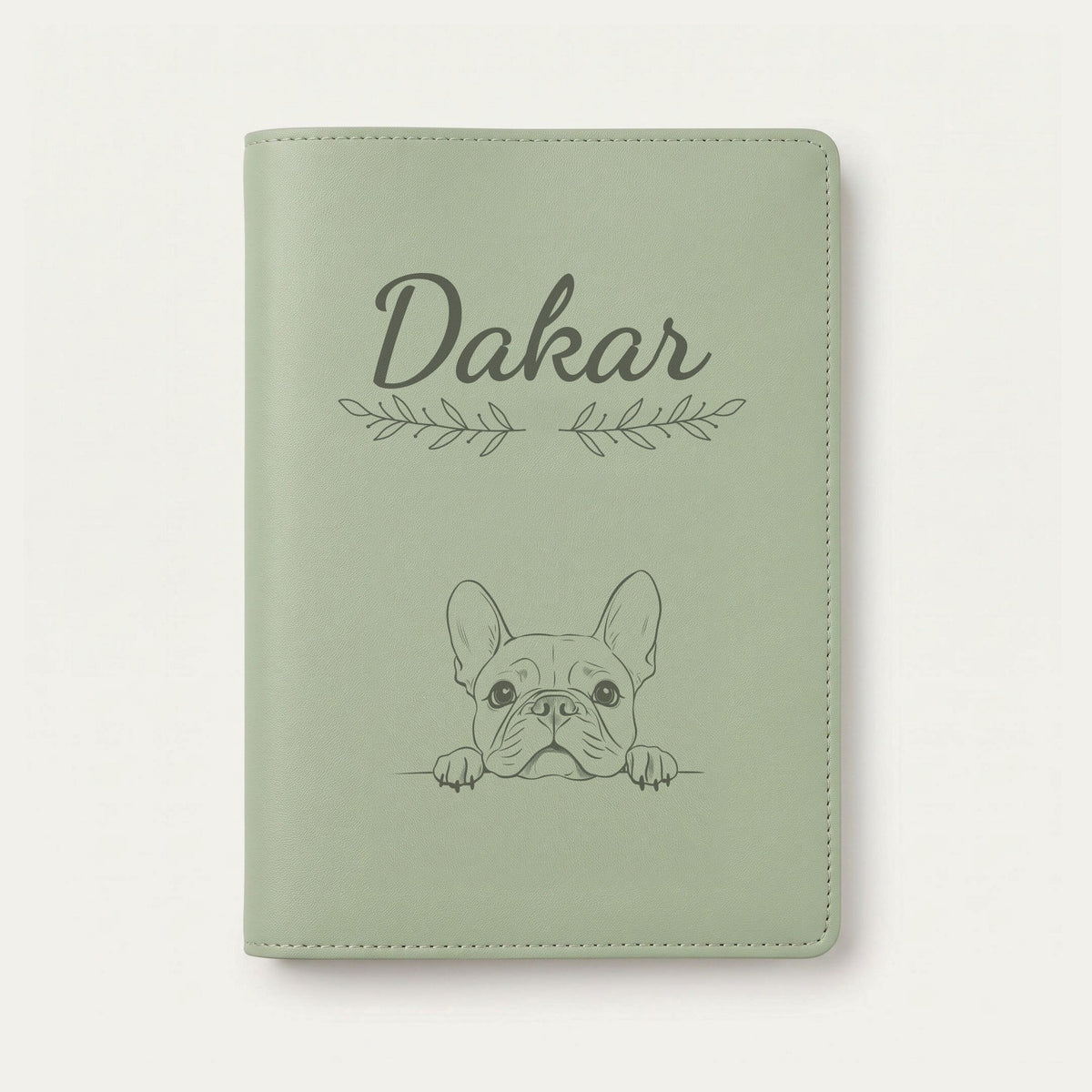 Protège carnet de santé chien personnalisé – Bouledogue français — Vert sauge — Rameaux — gravure « Dakar »