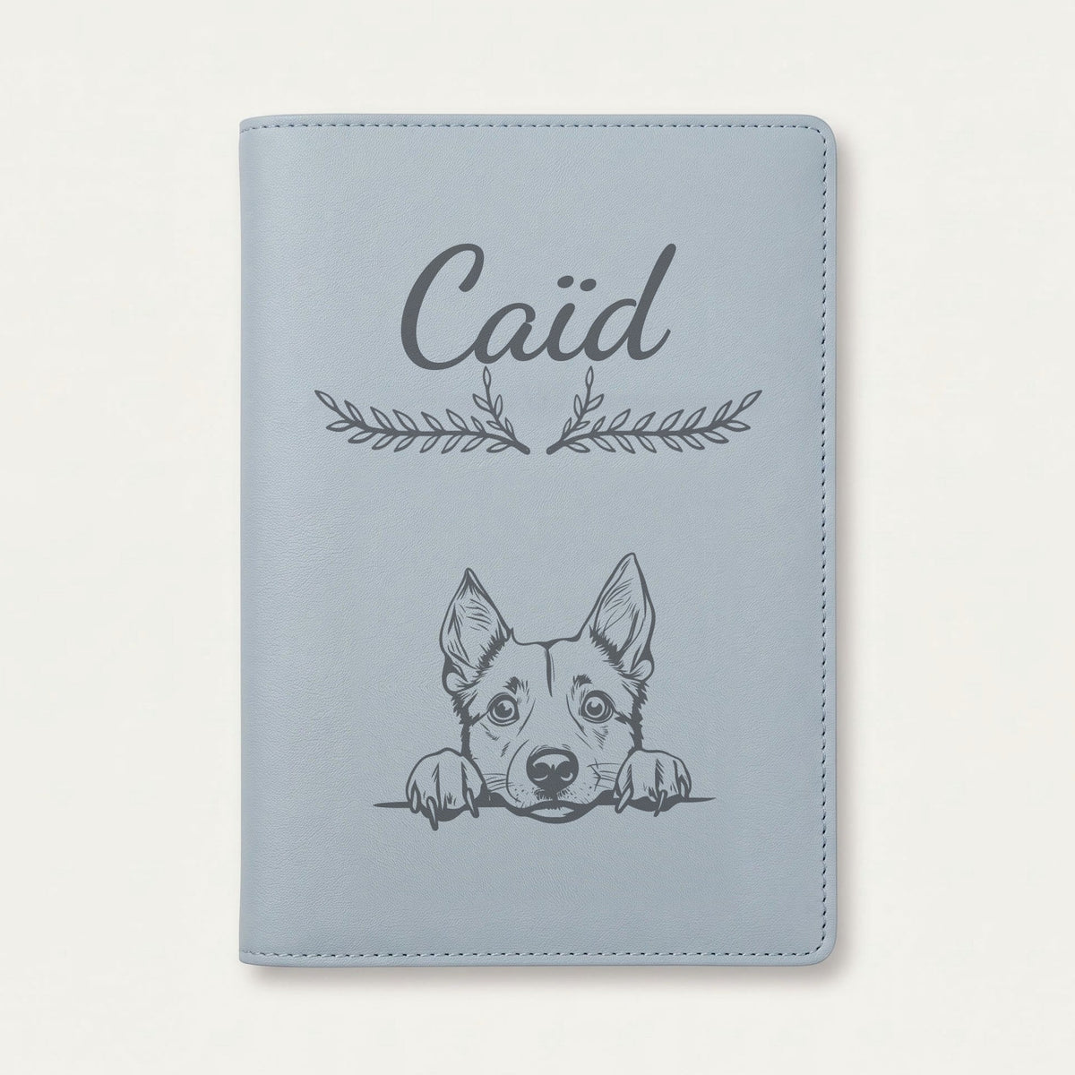 Protège carnet de santé chien personnalisé – Bouvier australien — Bleu nuage — Bouquet — gravure « Caïd »