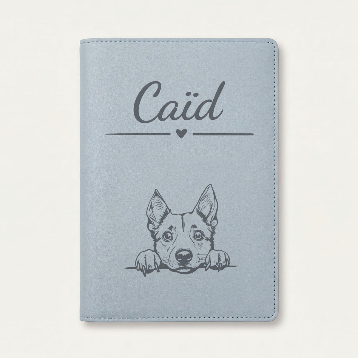 Protège carnet de santé chien personnalisé – Bouvier australien — Bleu nuage — Cœur — gravure « Caïd »