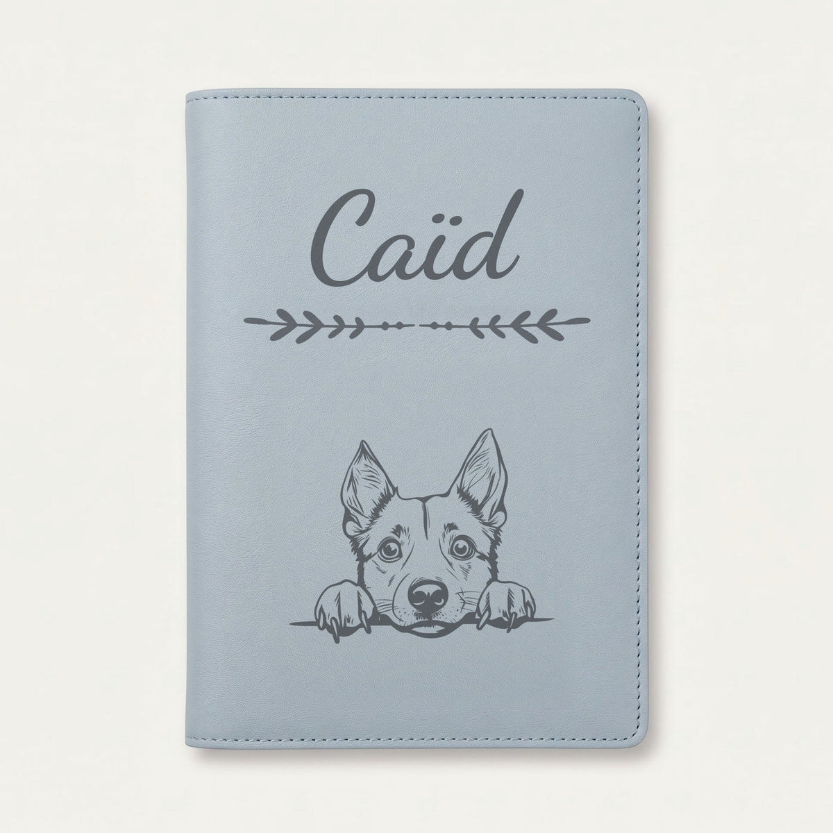 Protège carnet de santé chien personnalisé – Bouvier australien — Bleu nuage — Flèche — gravure « Caïd »