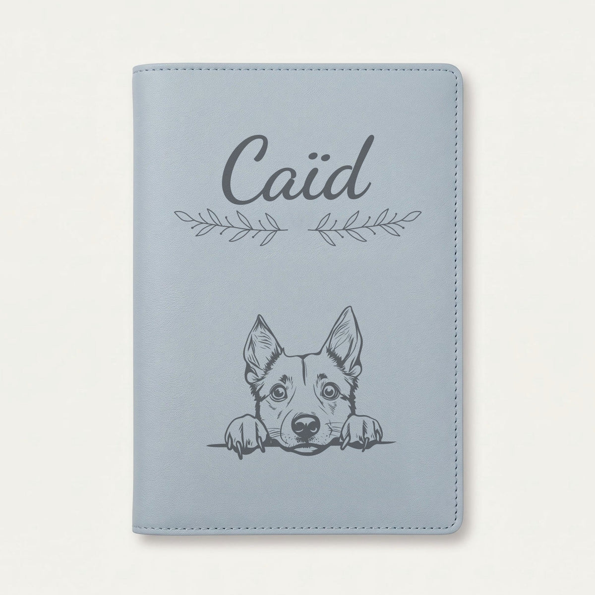 Protège carnet de santé chien personnalisé – Bouvier australien — Bleu nuage — Rameaux — gravure « Caïd »