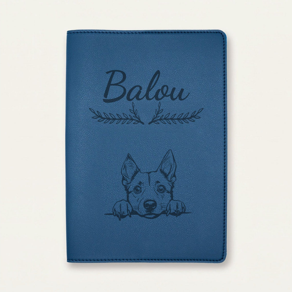 Protège carnet de santé chien personnalisé – Bouvier australien — Bleu nuit — Bouquet — gravure « Balou »