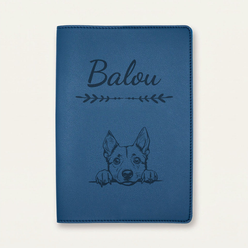 Protège carnet de santé chien personnalisé – Bouvier australien — Bleu nuit — Flèche — gravure « Balou »