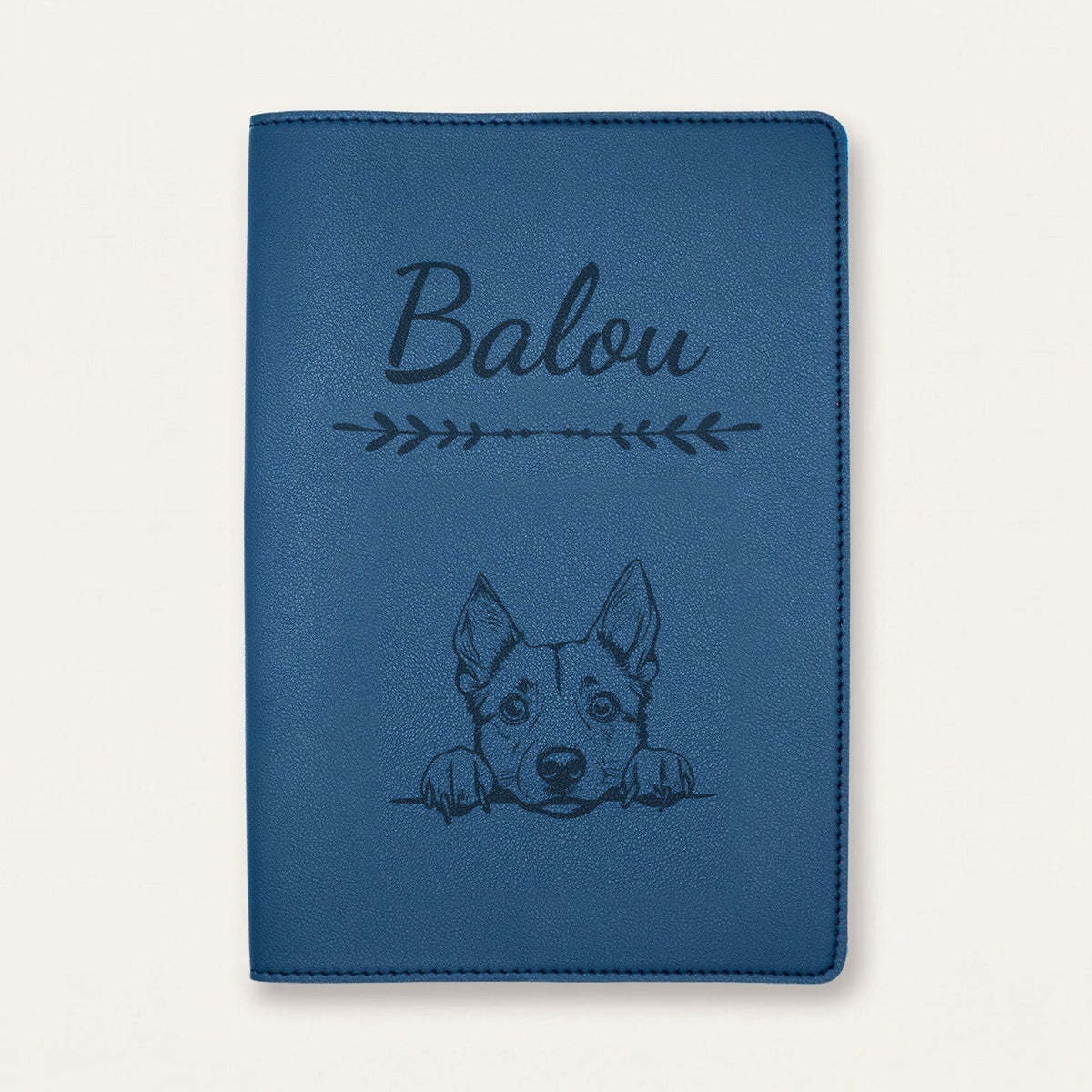 Protège carnet de santé chien personnalisé – Bouvier australien — Bleu nuit — Flèche — gravure « Balou »