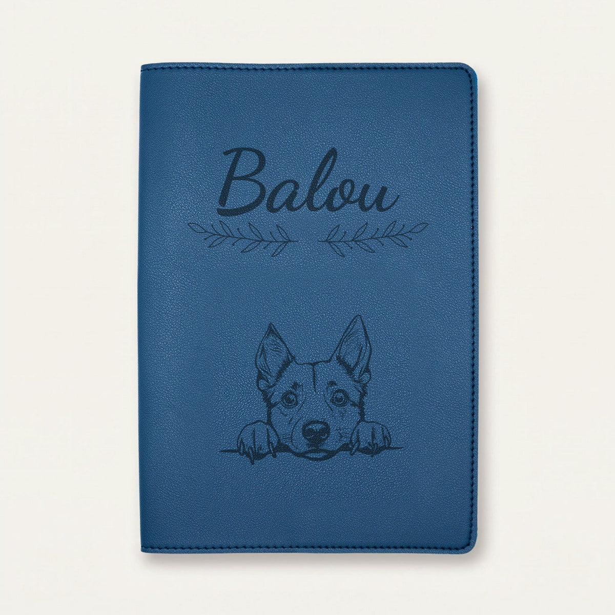 Protège carnet de santé chien personnalisé – Bouvier australien — Bleu nuit — Rameaux — gravure « Balou »