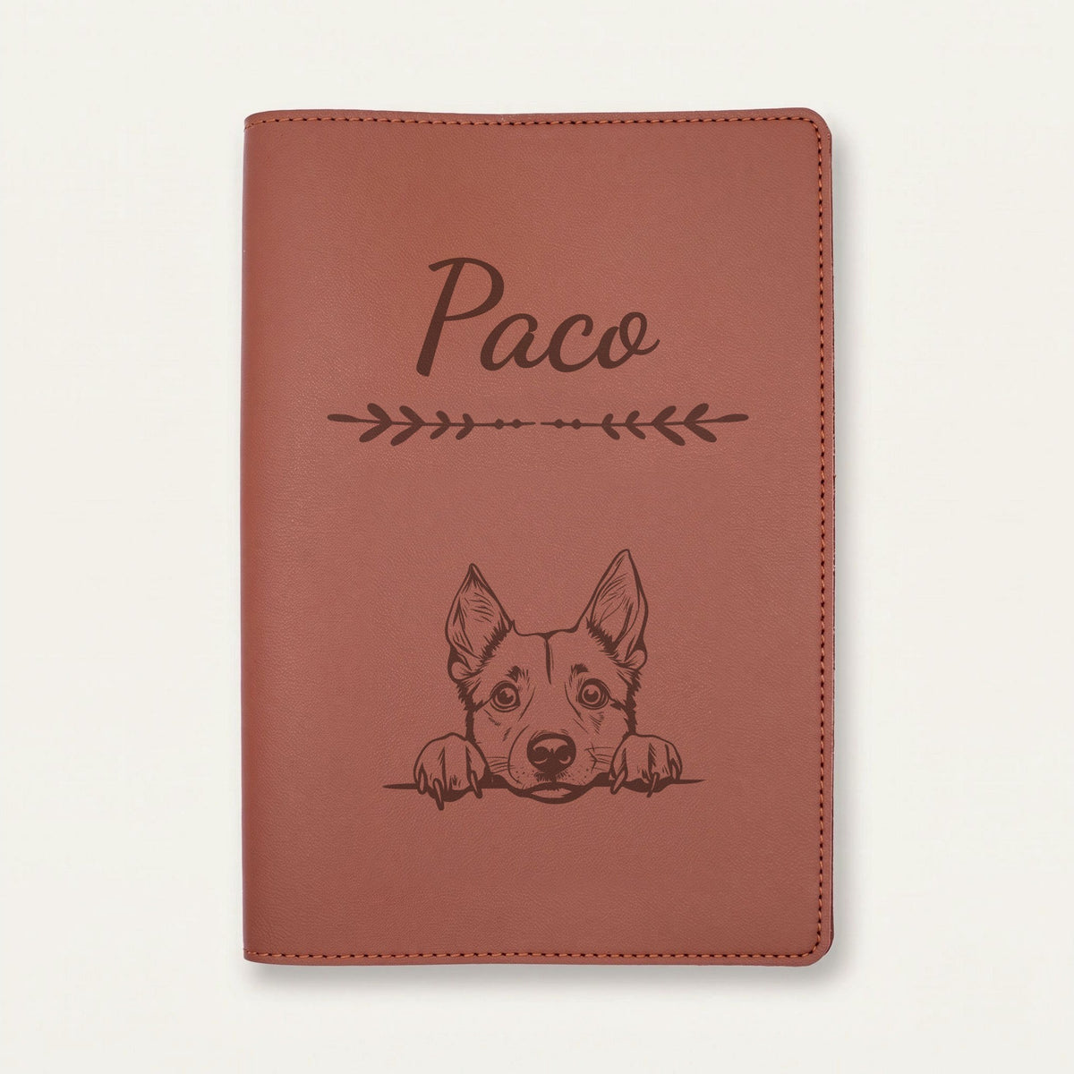 Protège carnet de santé chien personnalisé – Bouvier australien — Chocolat — Flèche — gravure « Paco »