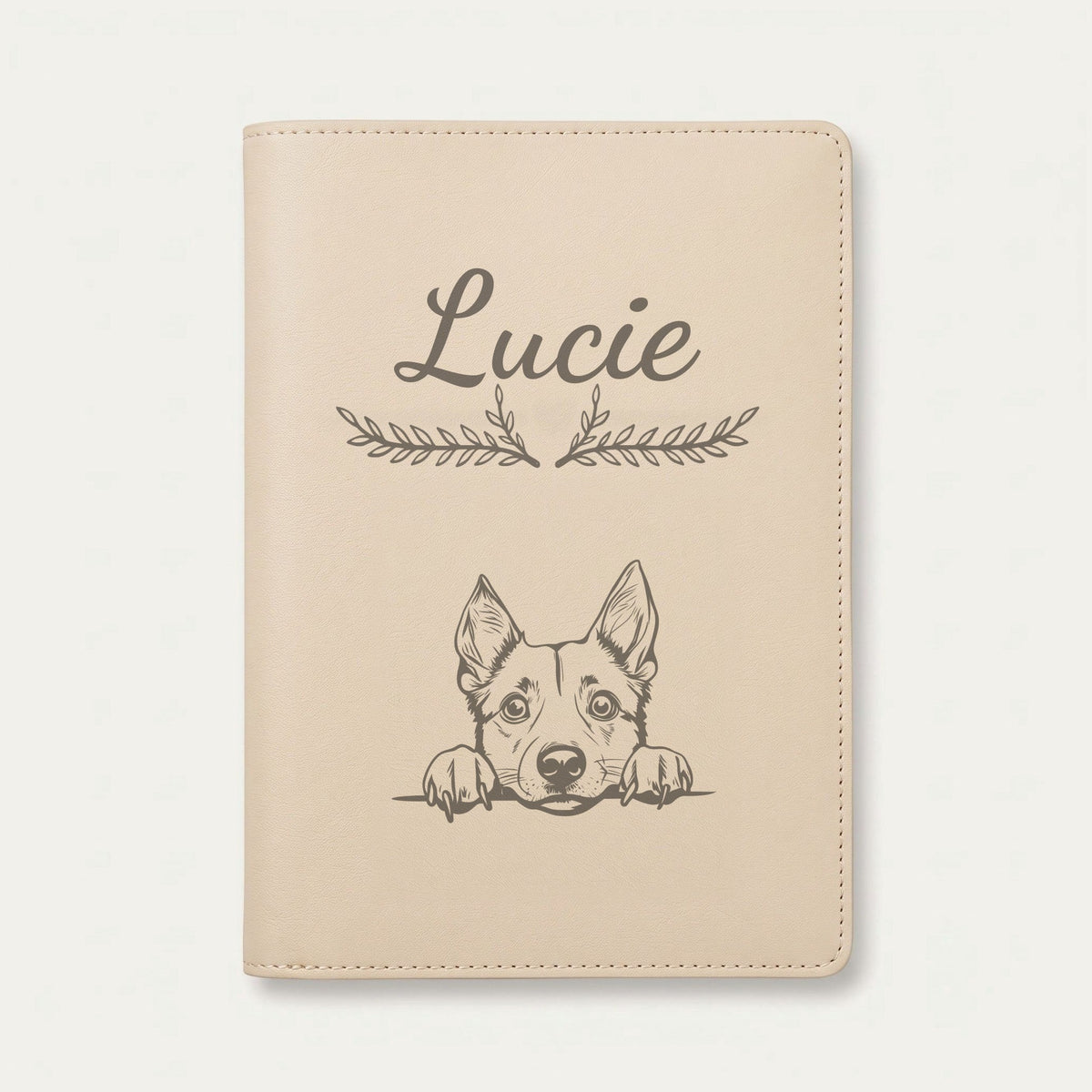 Protège carnet de santé chien personnalisé – Bouvier australien — Crème vanille — Bouquet — gravure « Lucie »