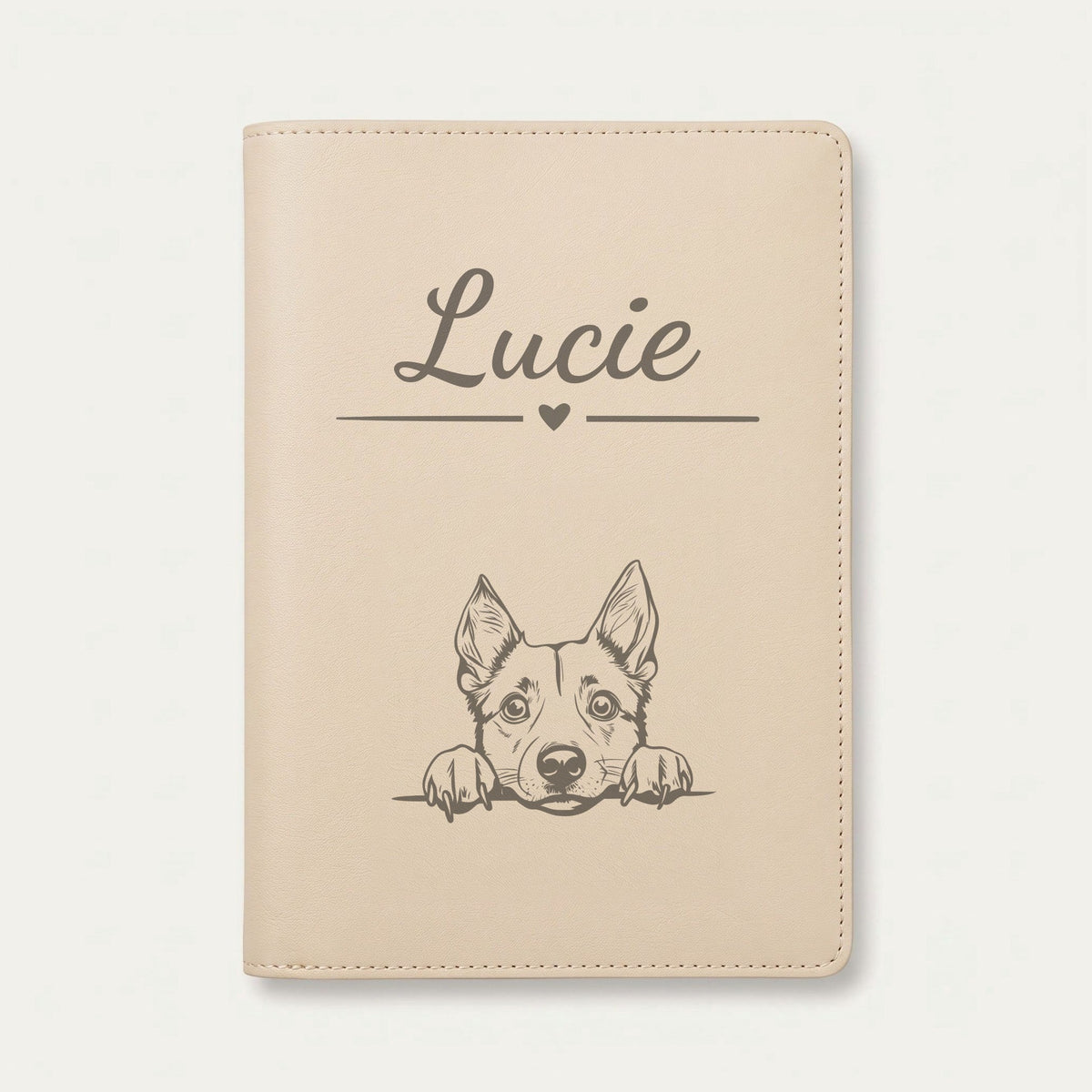 Protège carnet de santé chien personnalisé – Bouvier australien — Crème vanille — Cœur — gravure « Lucie »