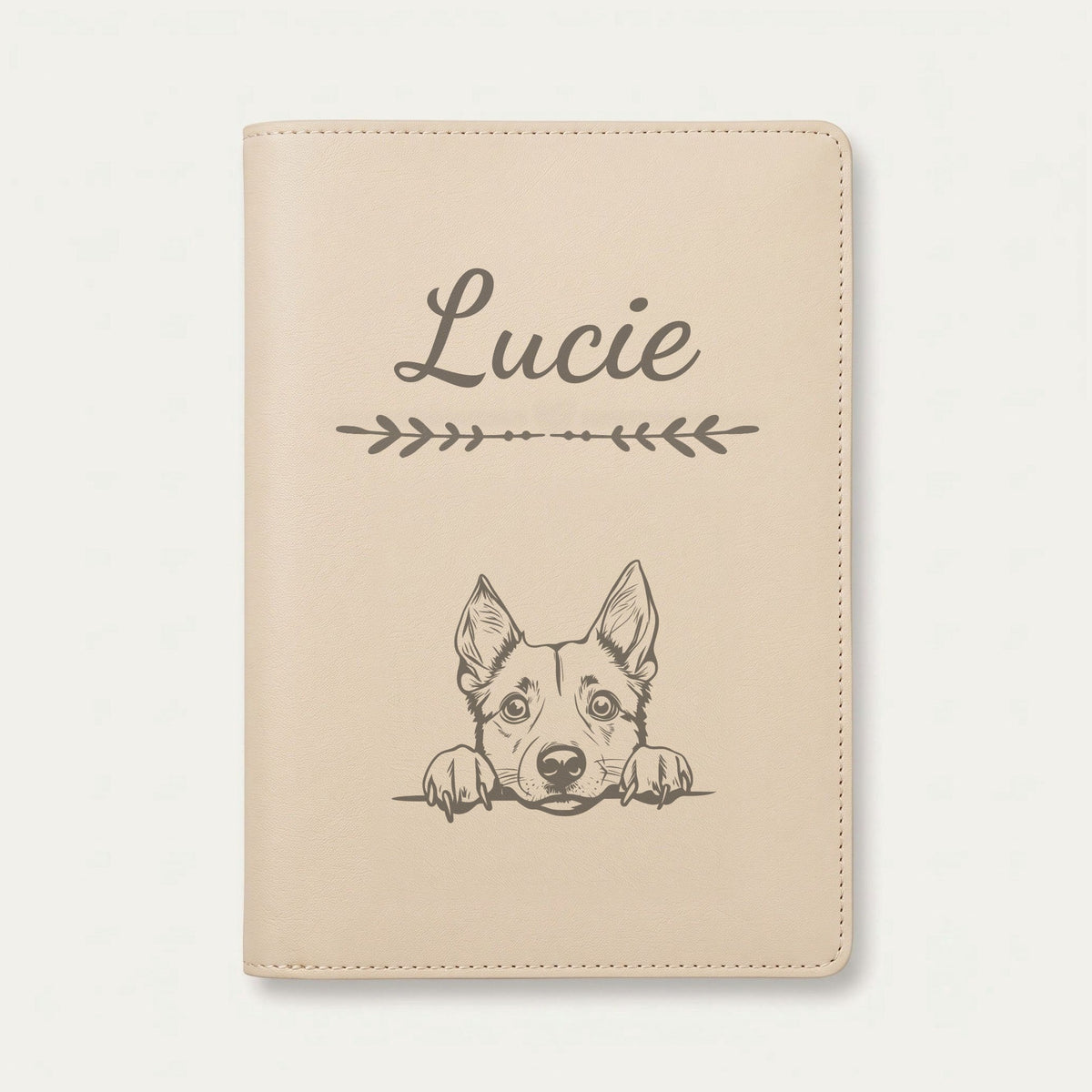 Protège carnet de santé chien personnalisé – Bouvier australien — Crème vanille — Flèche — gravure « Lucie »