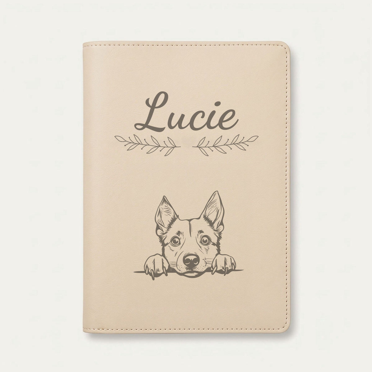 Protège carnet de santé chien personnalisé – Bouvier australien — Crème vanille — Rameaux — gravure « Lucie »