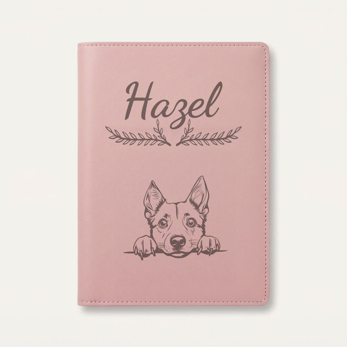 Protège carnet de santé chien personnalisé – Bouvier australien — Rose dragée — Bouquet — gravure « Hazel »