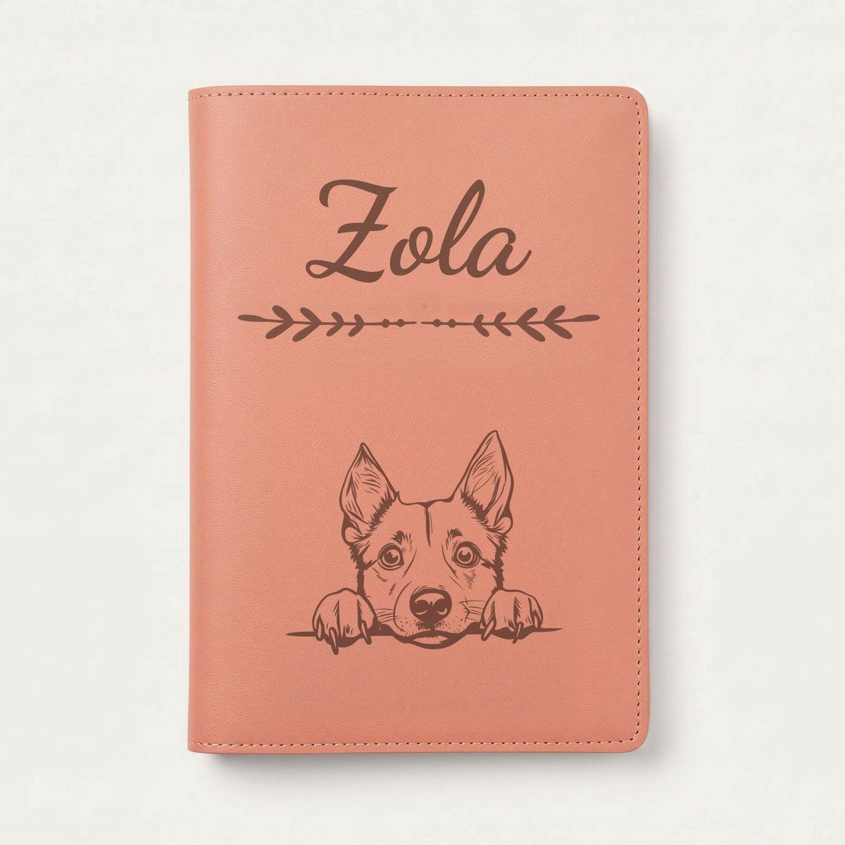 Protège carnet de santé chien personnalisé – Bouvier australien — Terracotta — Flèche — gravure « Zola »