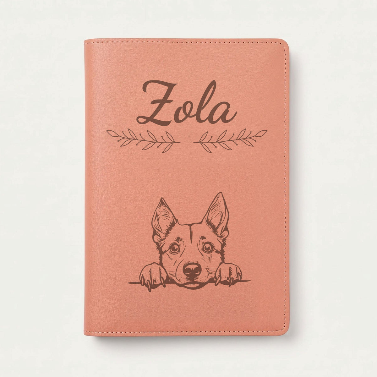 Protège carnet de santé chien personnalisé – Bouvier australien — Terracotta — Rameaux — gravure « Zola »