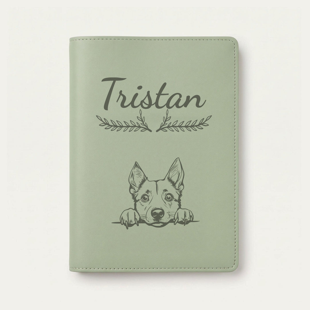 Protège carnet de santé chien personnalisé – Bouvier australien — Vert sauge — Bouquet — gravure « Tristan »