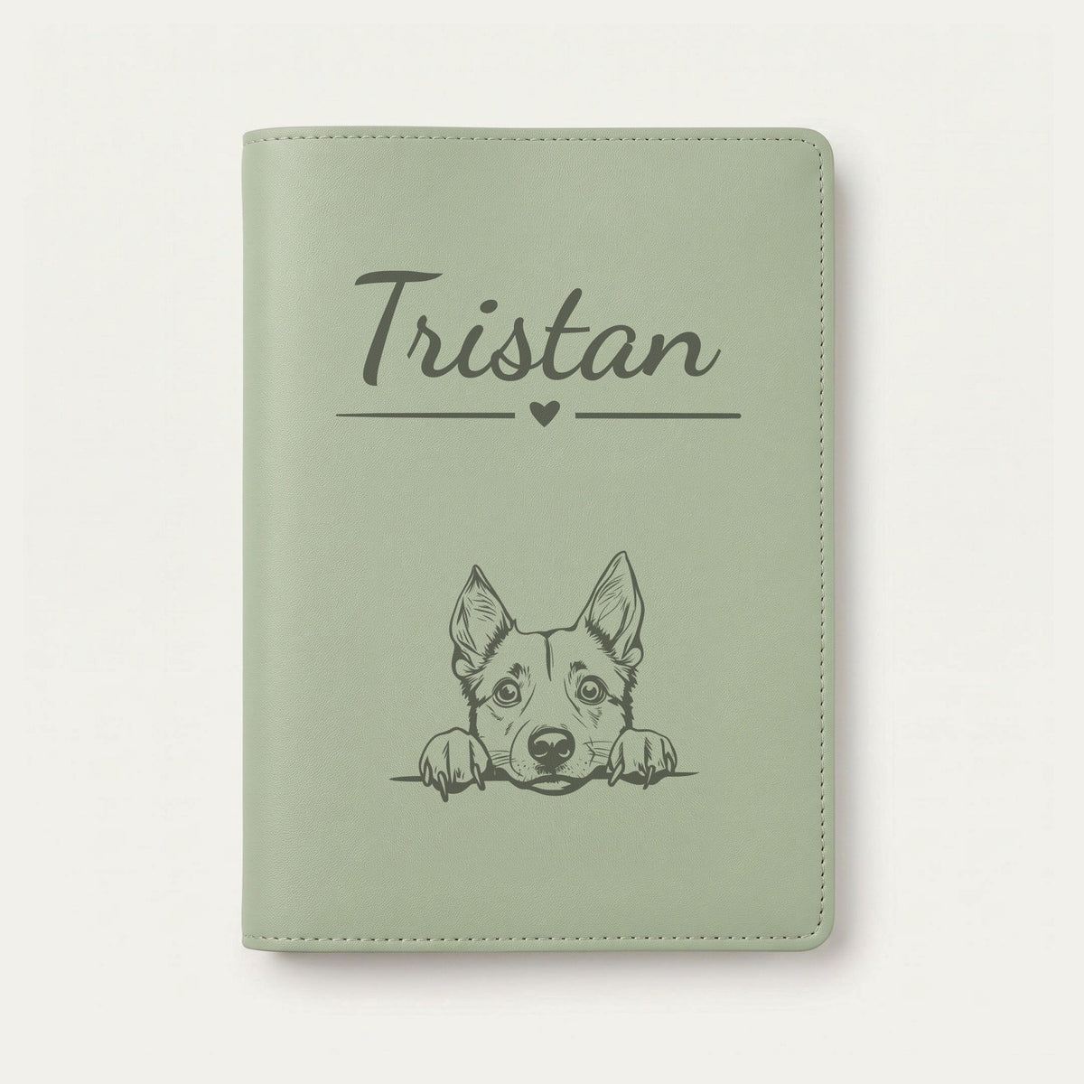 Protège carnet de santé chien personnalisé – Bouvier australien — Vert sauge — Cœur — gravure « Tristan »