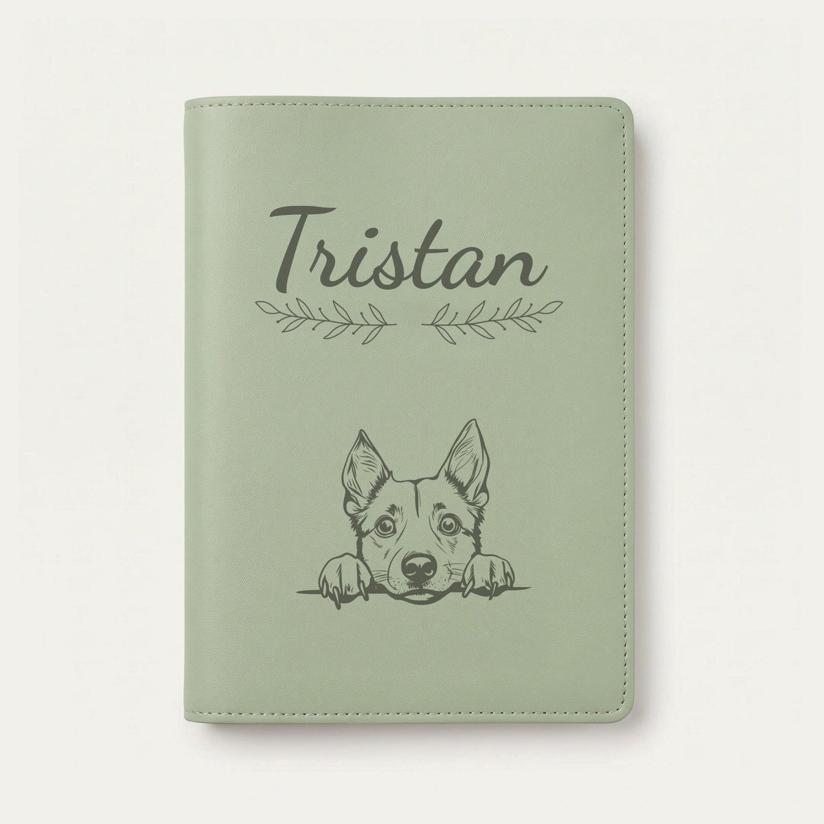 Protège carnet de santé chien personnalisé – Bouvier australien — Vert sauge — Rameaux — gravure « Tristan »