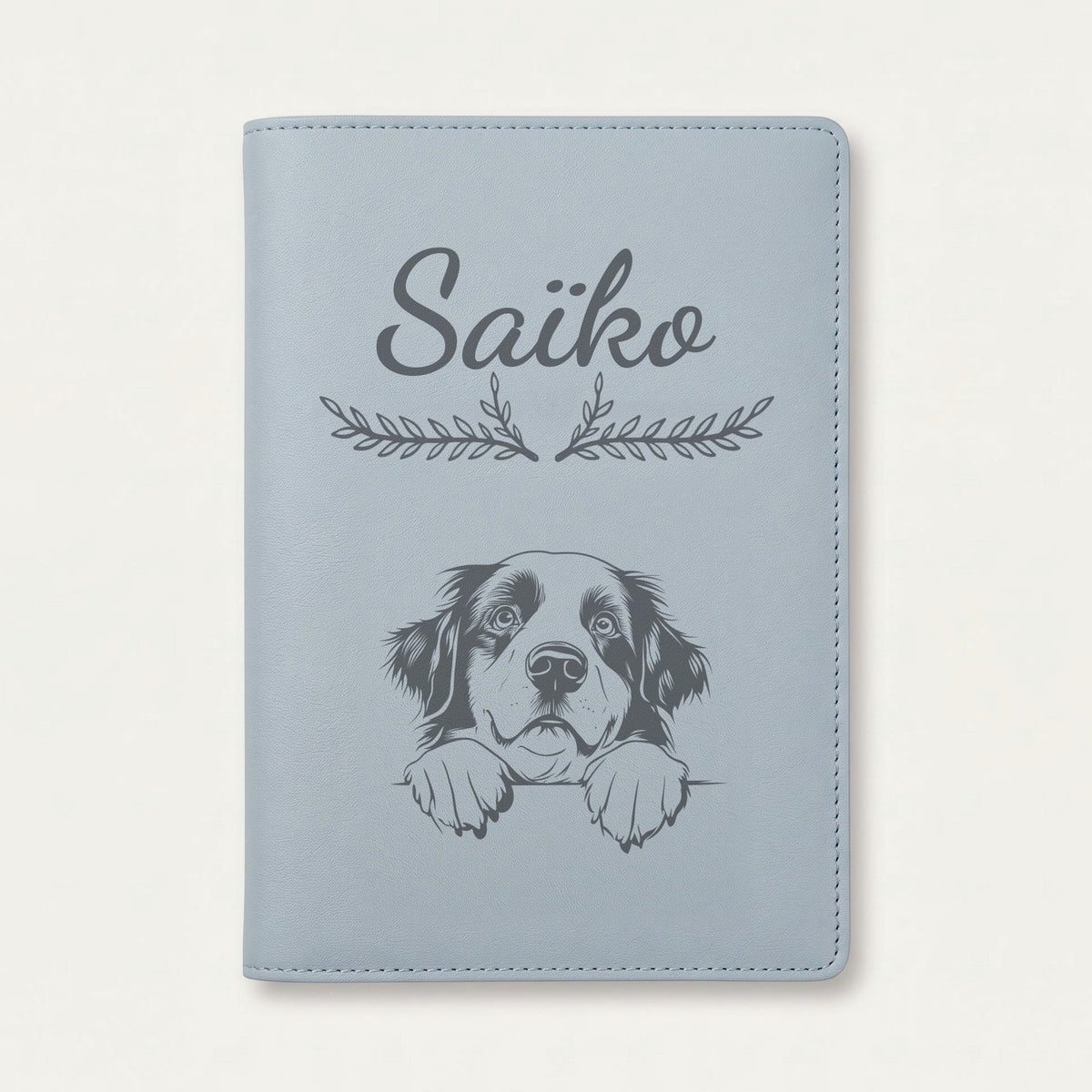 Protège carnet de santé chien personnalisé – Bouvier bernois — Bleu nuage — Bouquet — gravure « Saïko »