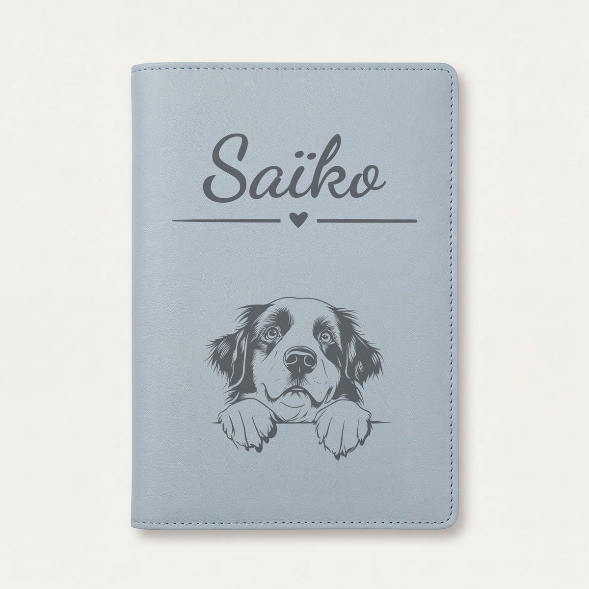 Protège carnet de santé chien personnalisé – Bouvier bernois — Bleu nuage — Cœur — gravure « Saïko »