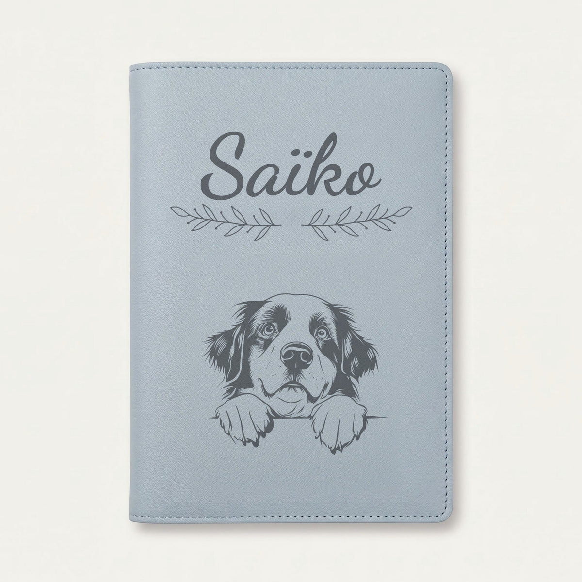 Protège carnet de santé chien personnalisé – Bouvier bernois — Bleu nuage — Rameaux — gravure « Saïko »