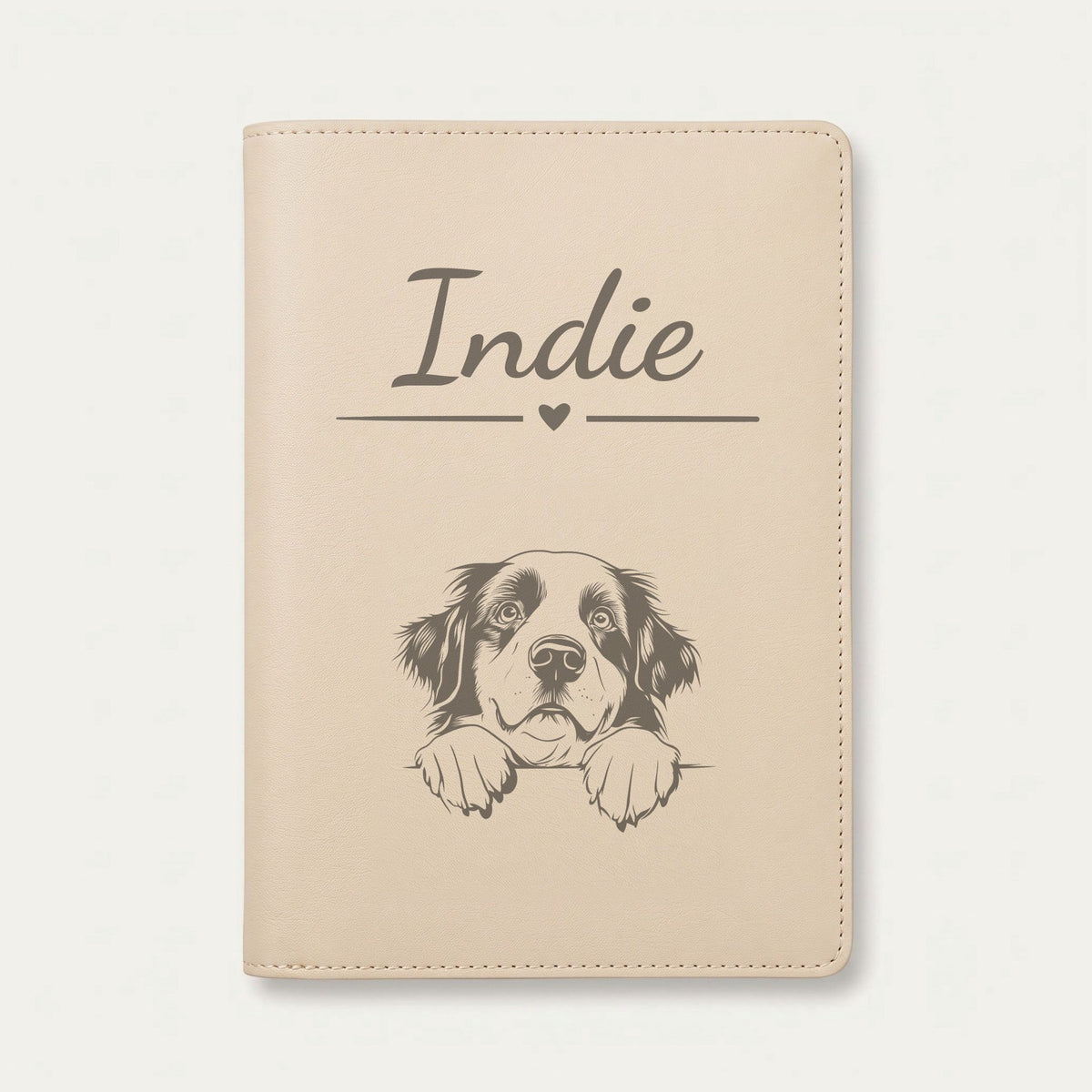 Protège carnet de santé chien personnalisé – Bouvier bernois — Crème vanille — Cœur — gravure « Indie »