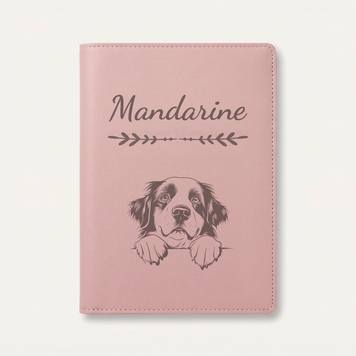 Protège carnet de santé chien personnalisé – Bouvier bernois — Rose dragée — Flèche — gravure « Mandarine »